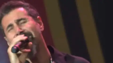 Serj Tankian canta "Like A Stone" com o Prophets Of Rage em homenagem a Chris Cornell