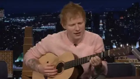 Ed Sheeran mostra música nova e confirma nome de próximo álbum no talk show de Jimmy Fallon. Veja!