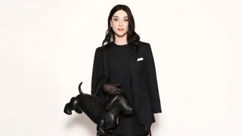 St. Vincent lança "DOA". Ouça a nova música da cantora que, em breve, voltará ao Brasil