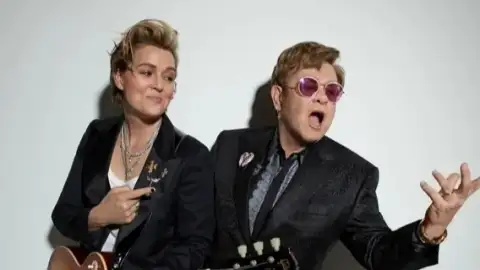 Elton John e Brandi Carlile lançam o álbum "Who Believe In Angels?". Escute com todas as letras!
