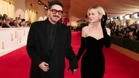 Marcus Mumford diz que precisou ser "expulso" de casa pela esposa para terminar o álbum "Rushmere"