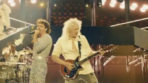 Benson Boone canta "Bohemian Rhapsody" com Brian May na guitarra em tributo ao Queen no Coachella