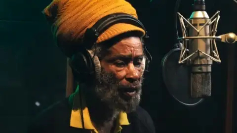 Max Romeo, ícone do reggae, morre aos 80 anos na Jamaica