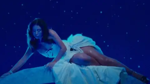 Kali Uchis faz linda homenagem para seu filho em nova música, "ILYSMIH". Ouça com letra e tradução