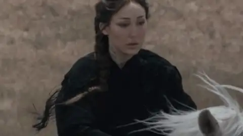 Noah Cyrus explora a conexão com a natureza em seu novo clipe, "I Saw The Mountains"