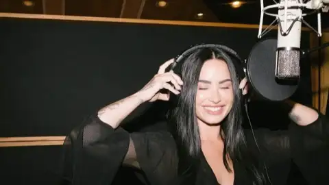 Demi Lovato está finalizando álbum com sonoridade "dance-pop celebratória"