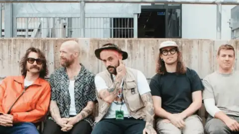 IDLES lança lança a música "Rabbit Run", trilha sonora do filme "Ladrões", de Darren Aronofsky