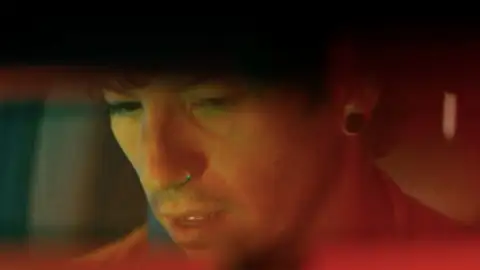 Twenty One Pilots lança o single "Drum Show", com Josh Dun também nos vocais. Confira o clipe!