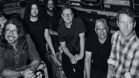 Ilan Rubin estreia como baterista do Foo Fighters: "Foi uma liberação incrível de energia"