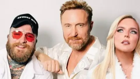 David Guetta une forças com Teddy Swims e Tones And I em "GONE GONE GONE". Ouça com a letra!