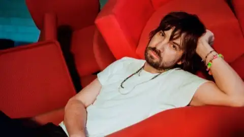 Tame Impala lança o novo álbum, "Deadbeat". Escute com todas as letras!