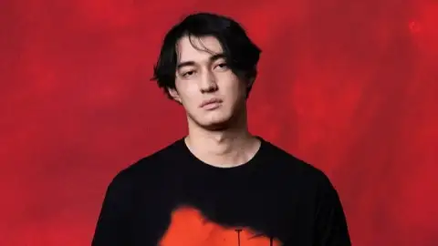 JOJI lança a inédita, "LOVE YOU LESS". Escute com letra e tradução!