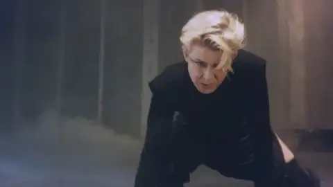 Robyn lança as novas músicas, "Talk To Me" e "Sexistencial". Ouça com letra e tradução