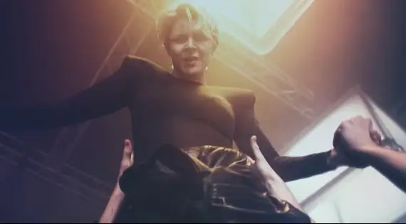 Assista ao clipe da nova música, "Talk To Me", com a letra e a tradução!